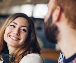 5 SINAIS FEMININOS QUE SECRETAMENTE DIZEM “EU TE QUERO!”