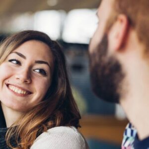 5 SINAIS FEMININOS QUE SECRETAMENTE DIZEM “EU TE QUERO!”